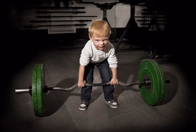 ¿Qué pasa si tengo 14 años y hago pesas?