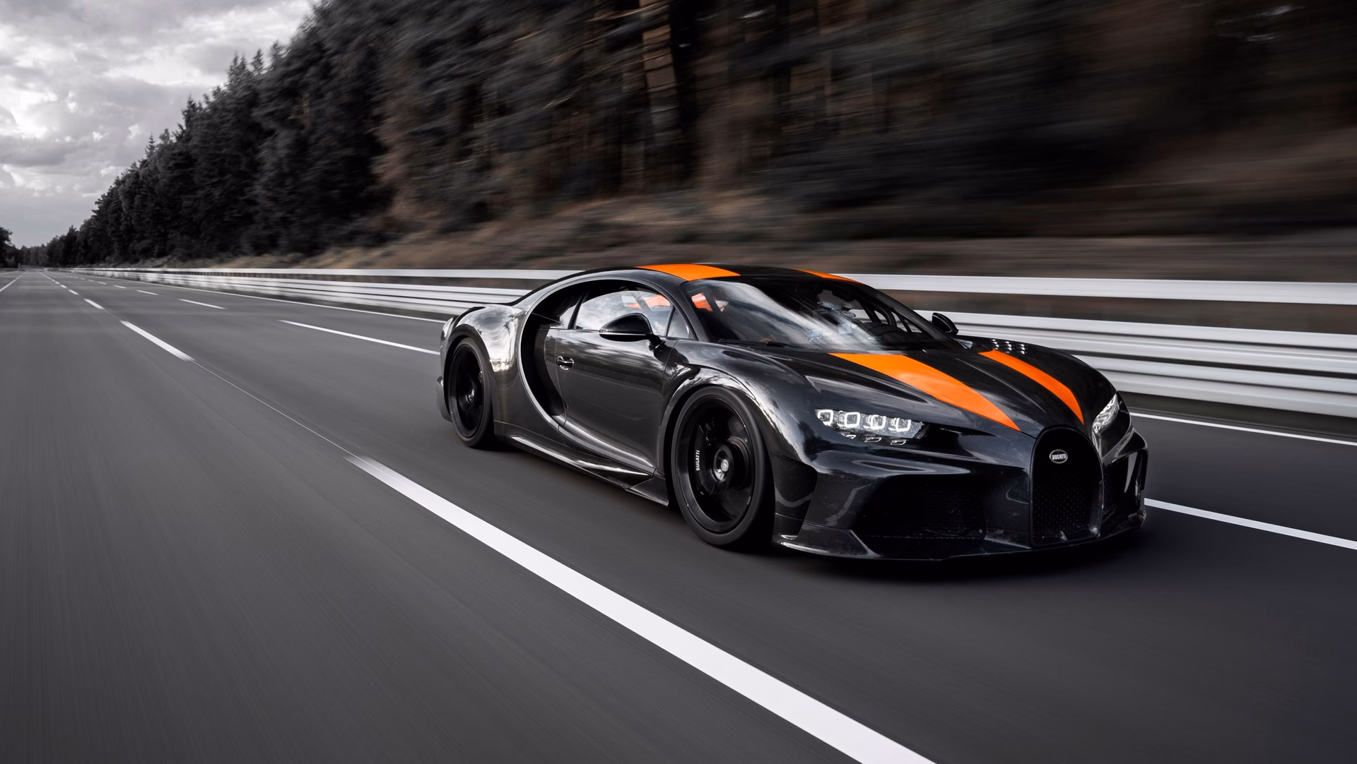 ¿Cuál es la aceleración de un coche deportivo?