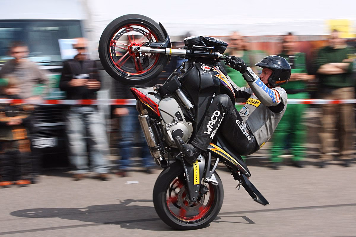 ¿Cuáles son las acrobacias más comunes en motocicleta?
