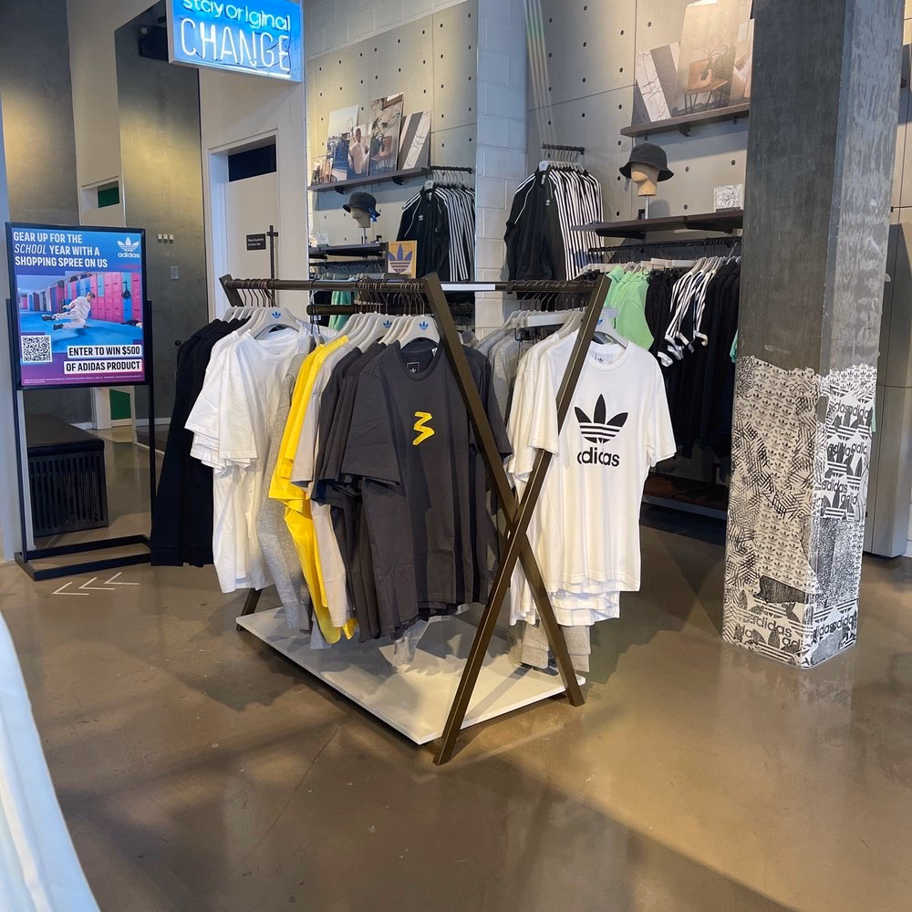 ¿Dónde está la sede de adidas USA?