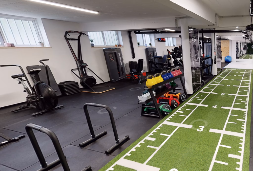 ¿Qué factores de evaluación podemos incluir para determinar la localización de un gimnasio?