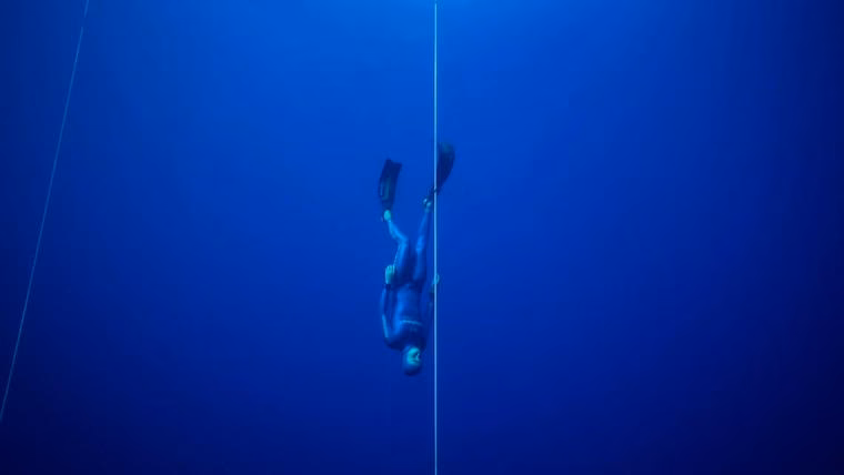 What is the world record depth for a woman apnea?
