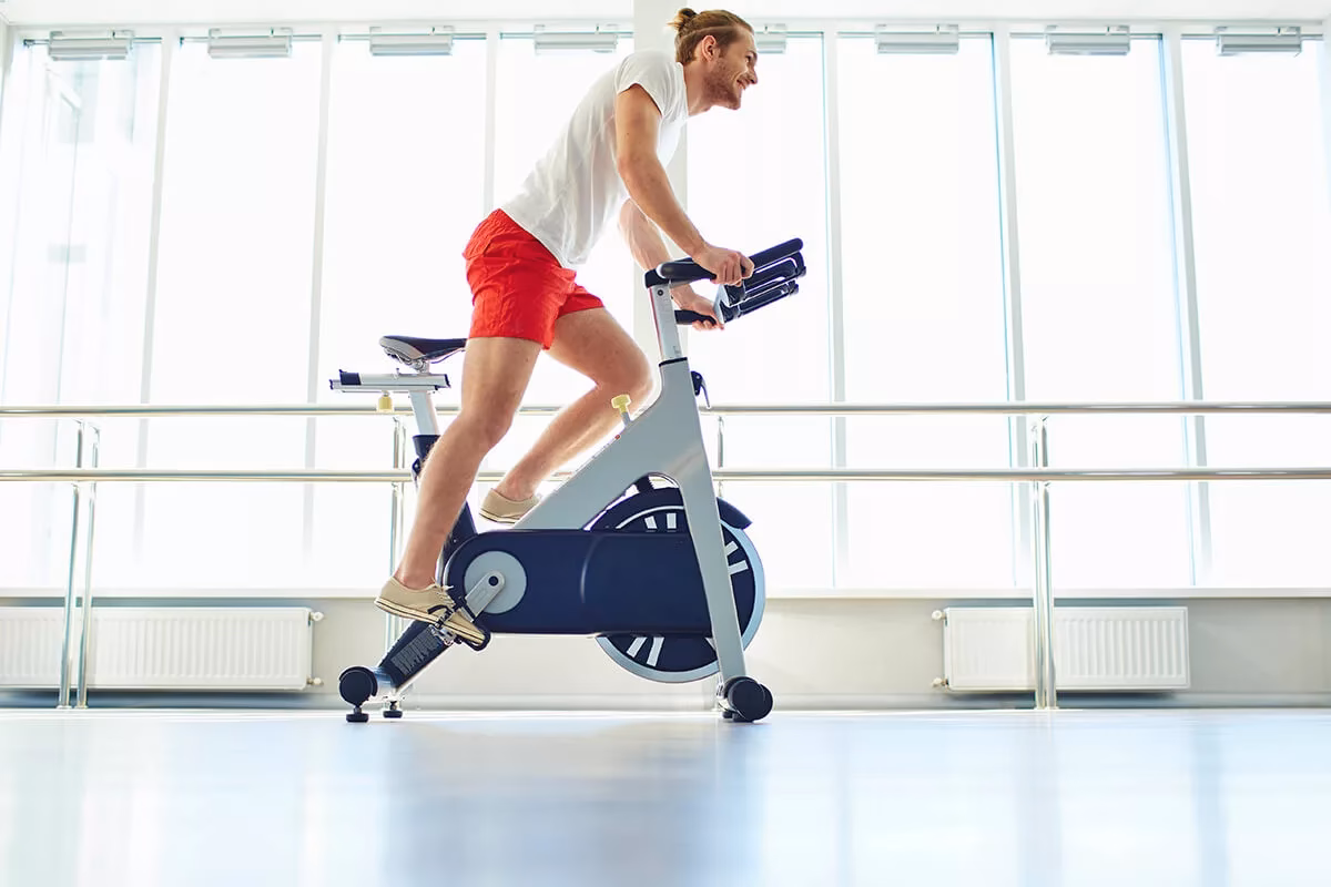 ¿Cuál es la diferencia entre una bicicleta estática y una de spinning?