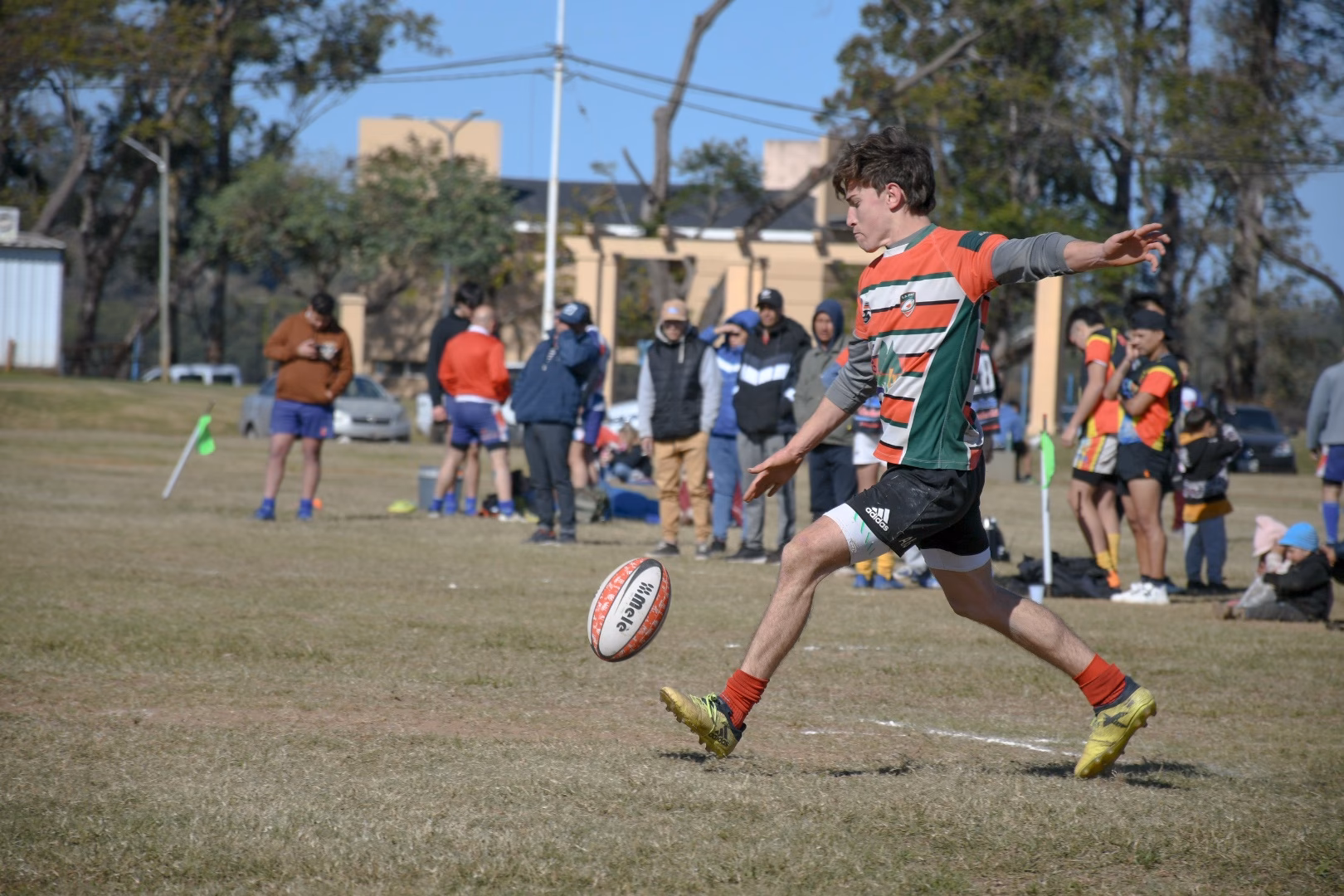 ¿Qué es más grande, un campo de rugby o de fútbol?