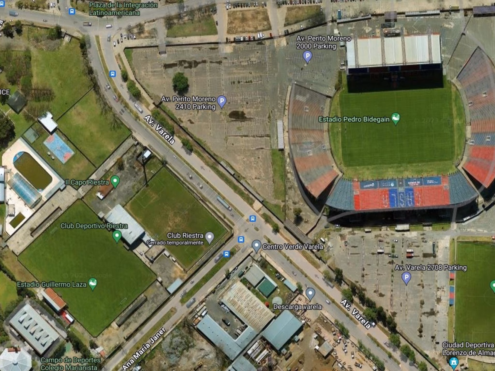 ¿Qué cancha está cerca de Deportivo Riesta?