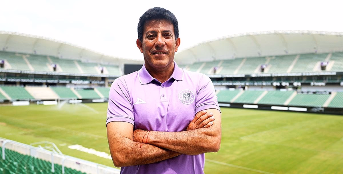 ¿Quién es el entrenador Carlos Gómez?