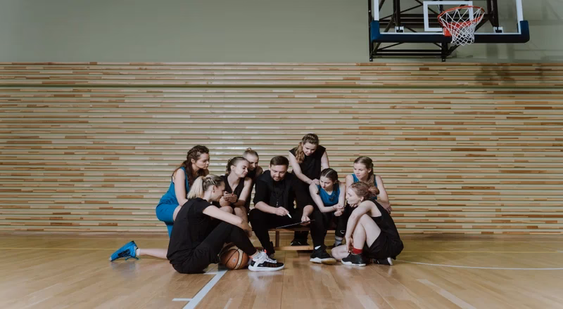 ¿Cómo convertirse en entrenador de baloncesto de EE.UU.?