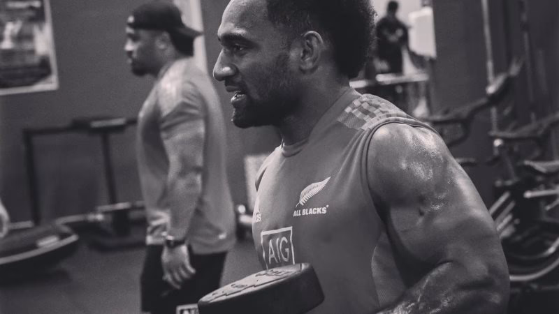 How many hours a day do the All Blacks train?