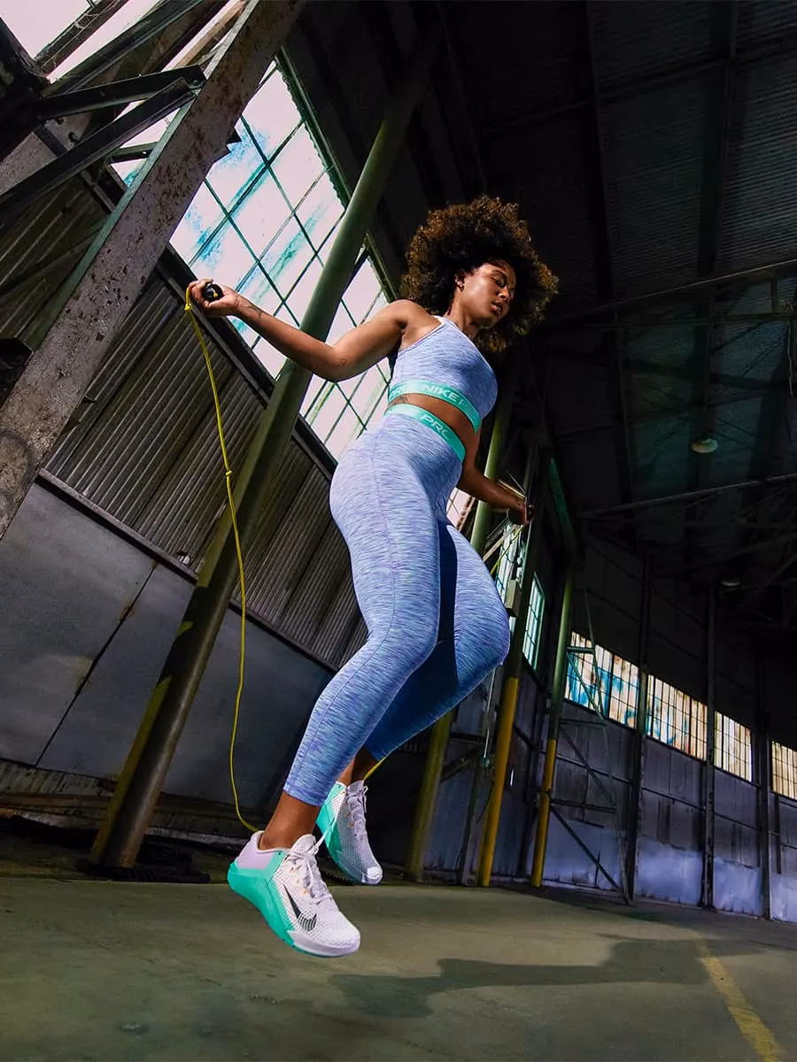 ¿Qué debe vestir una mujer para ir al gimnasio?