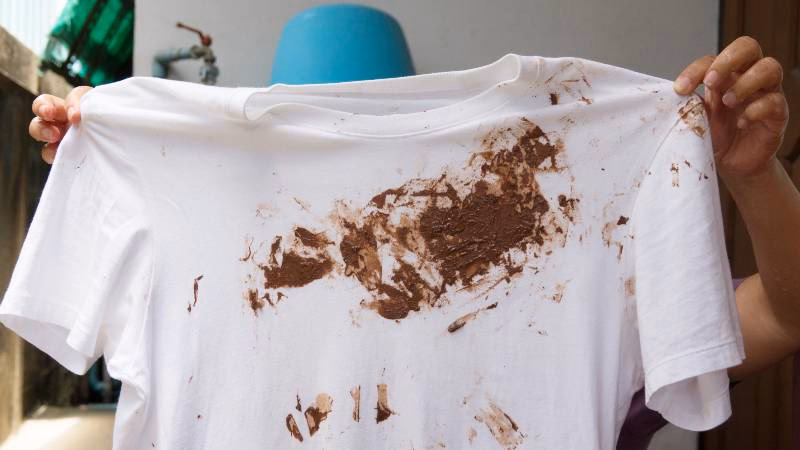 ¿Cómo quitar manchas de barro seca de la ropa?
