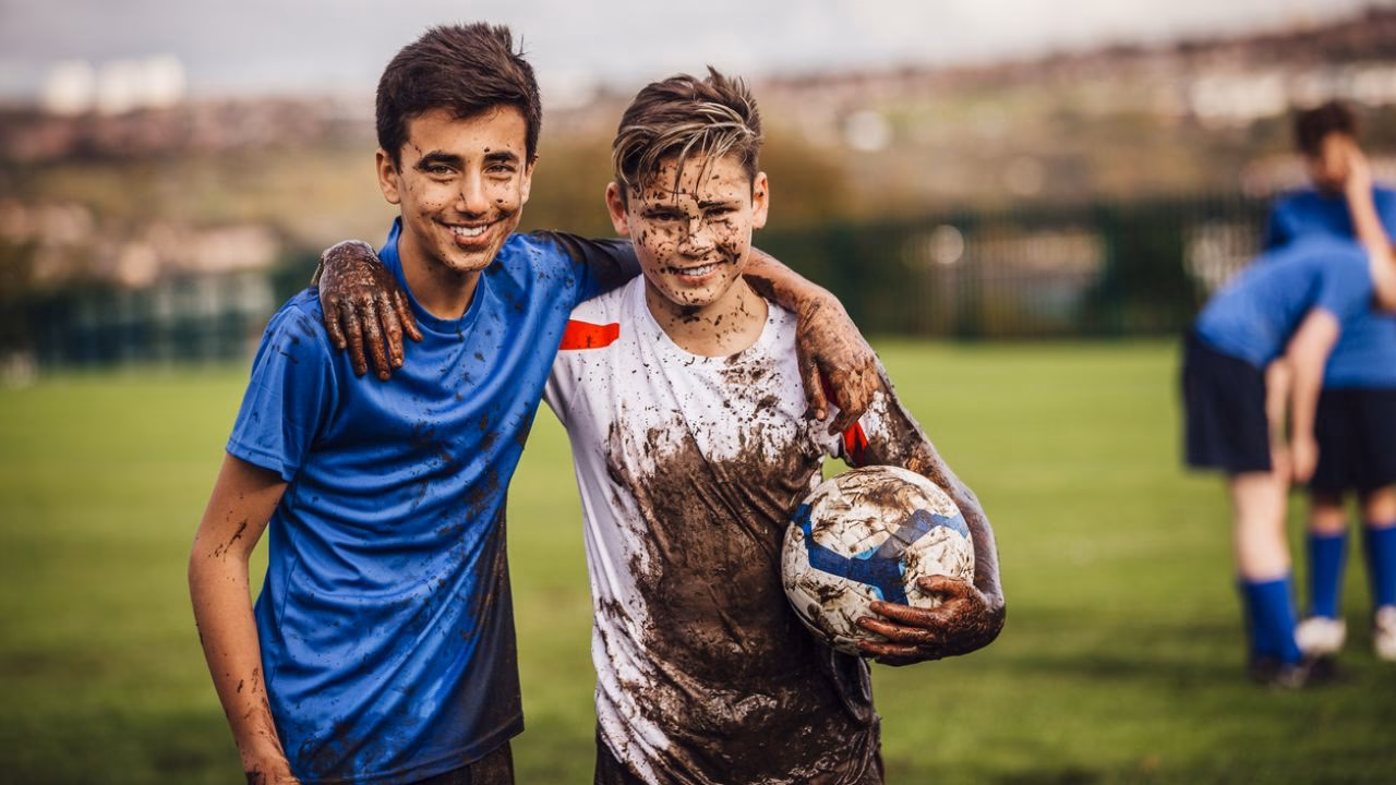 ¿Cómo quitar el barro de la camiseta de fútbol?