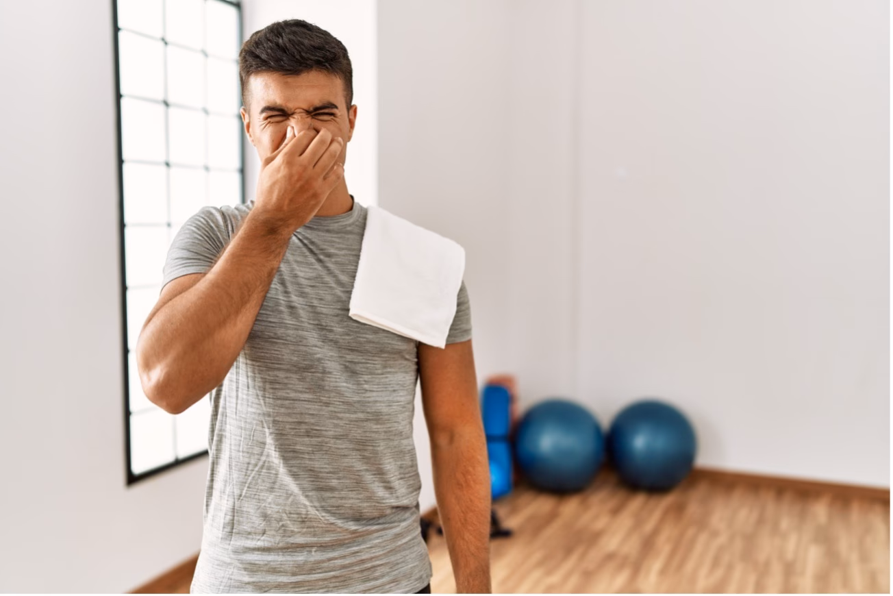 ¿Por qué mi ropa deportiva todavía huele después de lavarla?