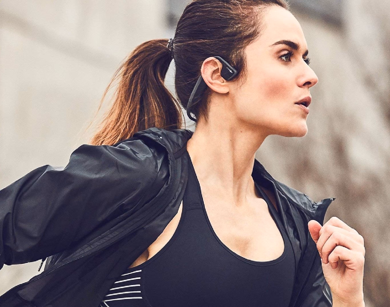 ¿Cómo se colocan los audífonos deportivos?