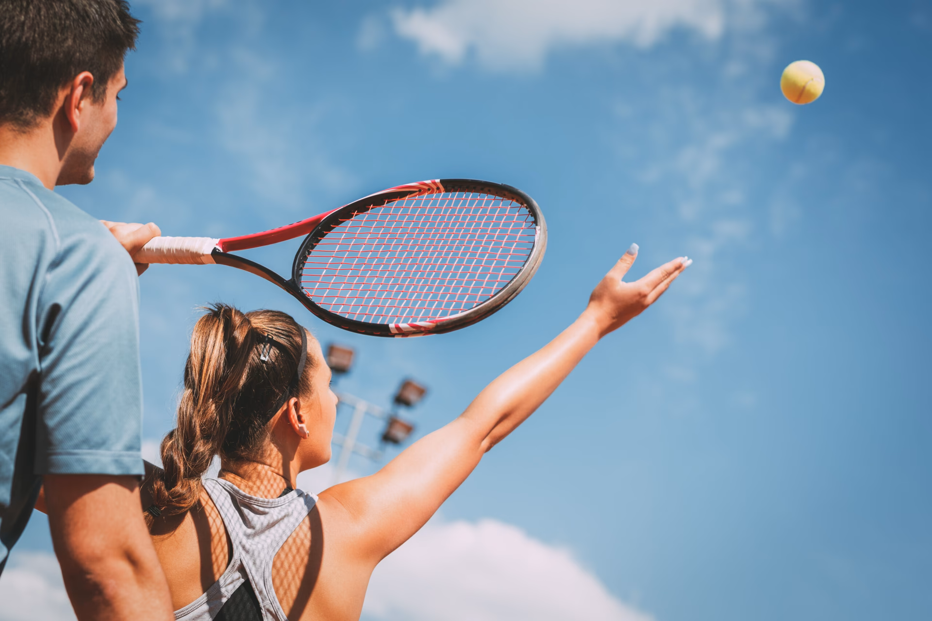¿Cuáles son los requisitos para ser entrenador de tenis?