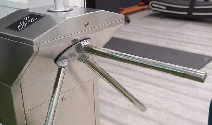 ¿Cual es el costo del sistema de control de acceso en el gimnasio?