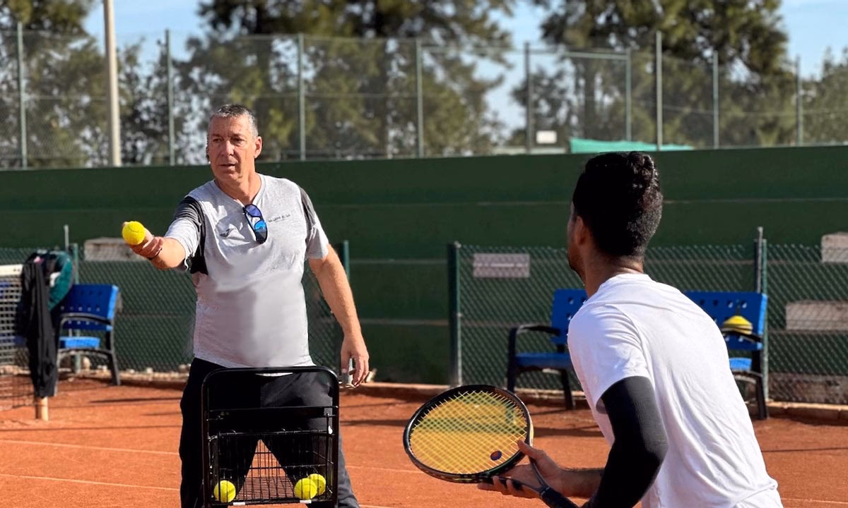 ¿Cuánto cobra un coach de tenis profesional?