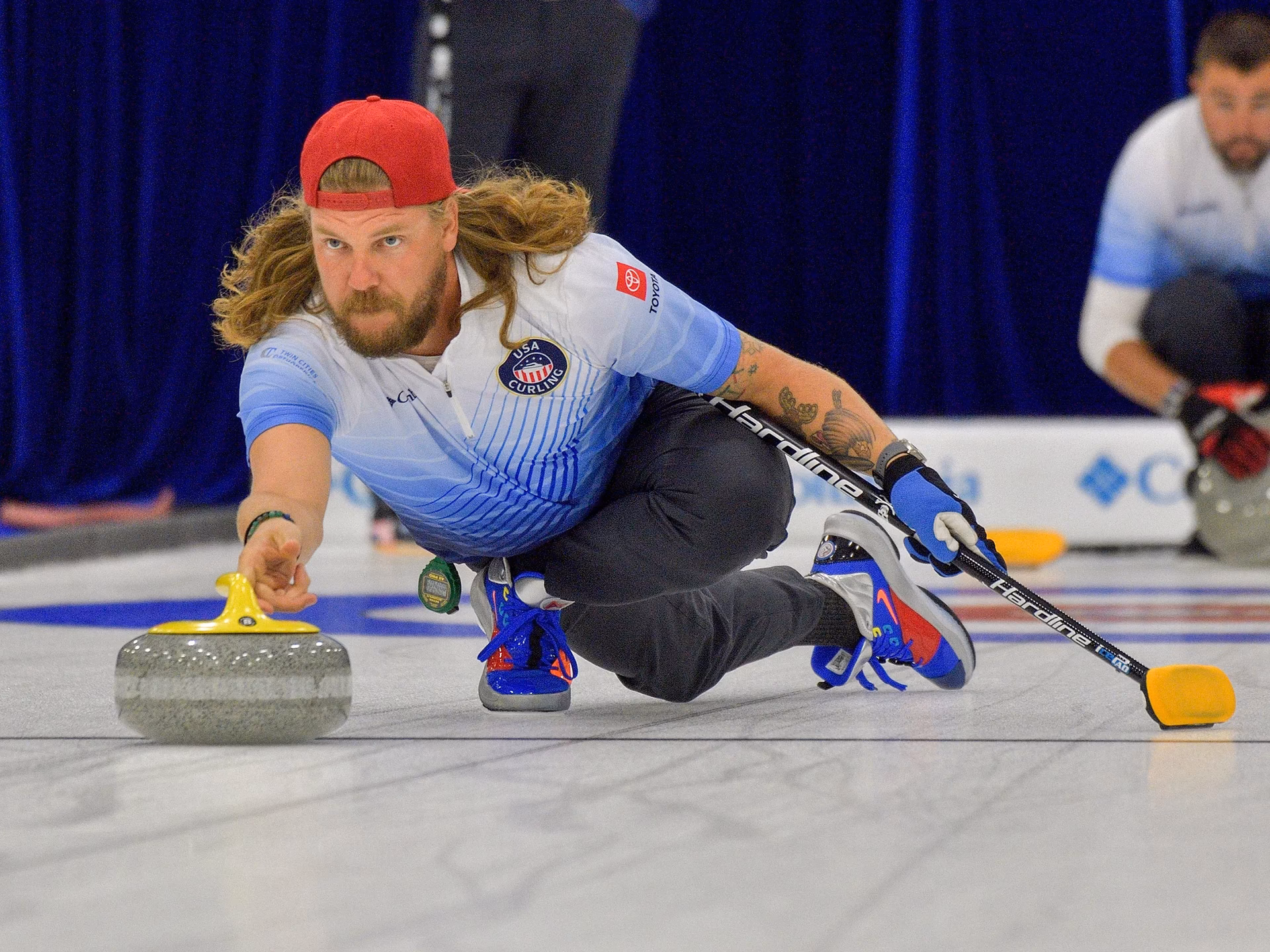 ¿Cómo se llama el deporte de barrer hielo?