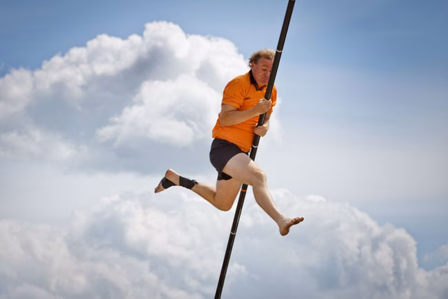 ¿Qué deporte es saltar con palos?