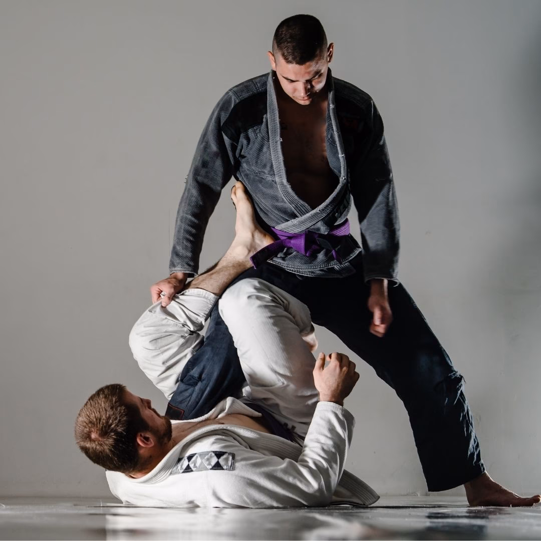¿Cómo se les llama a las personas que practican jiu-jitsu?