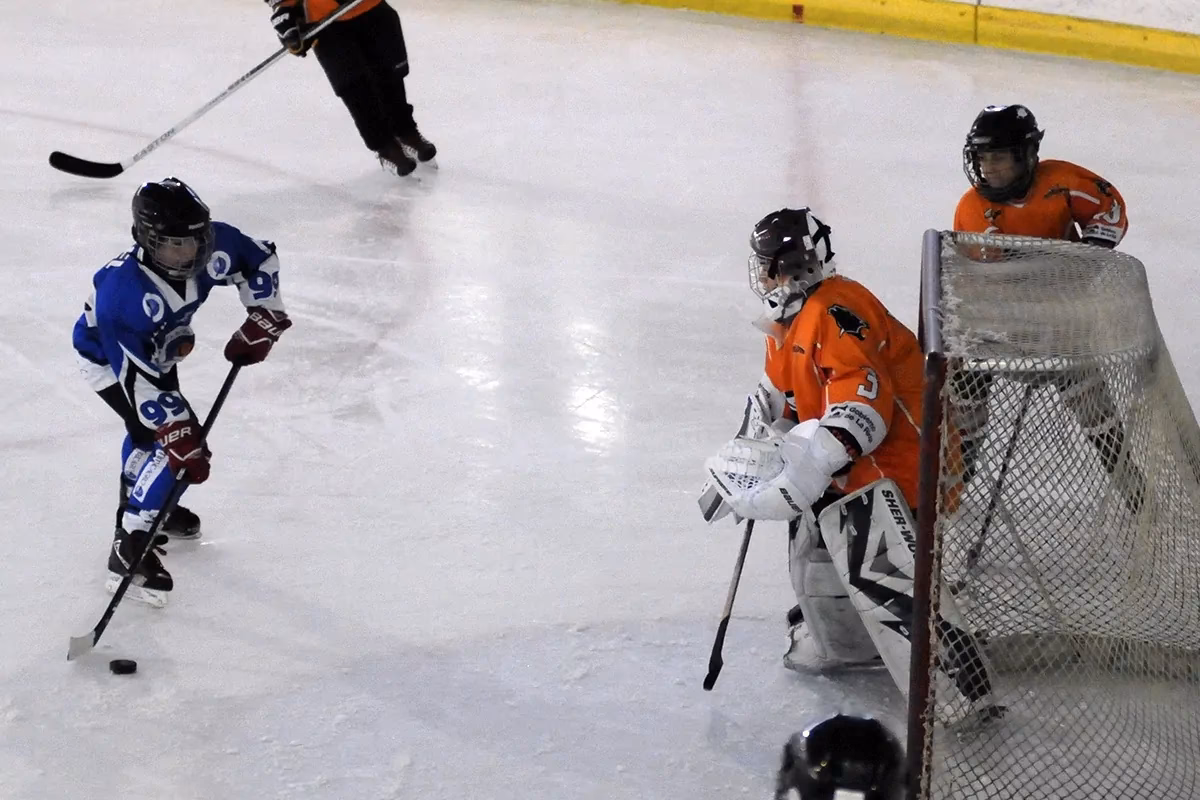 ¿Cómo se llama el deporte que se juega sobre hielo?