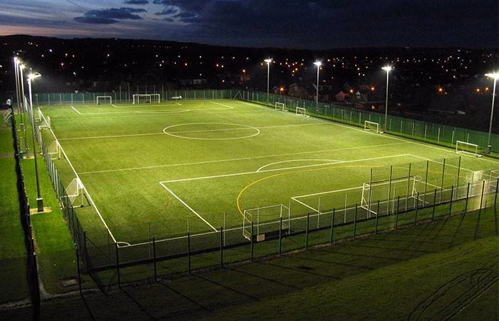 ¿Cuál es la norma FIFA para la iluminación de los campos de fútbol?