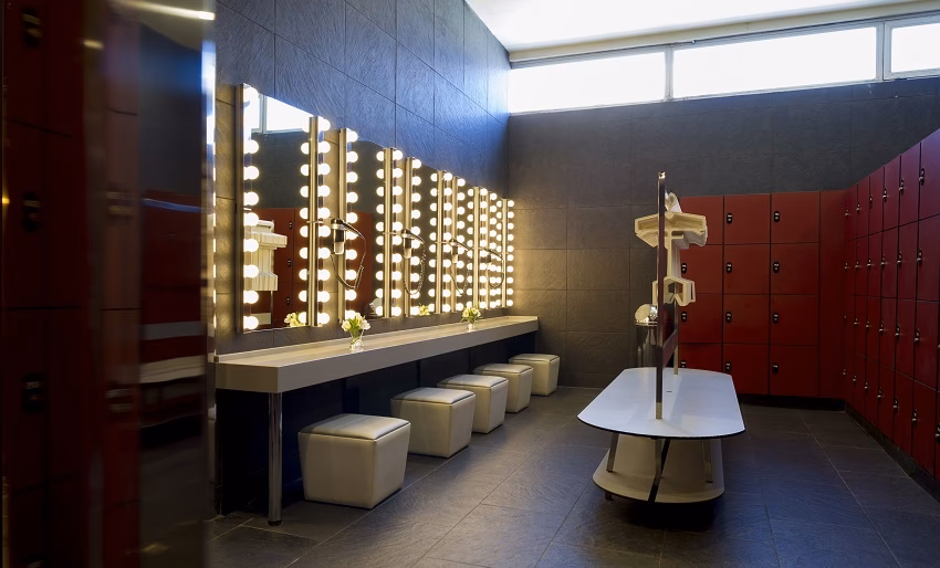 ¿Qué tamaño debe tener el vestuario de un gimnasio?