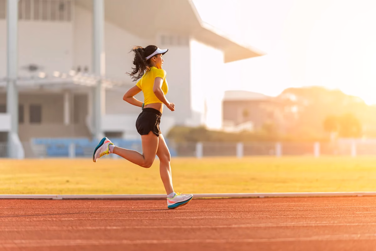 ¿Cuál es un ejemplo de un deporte de entrenamiento continuo?