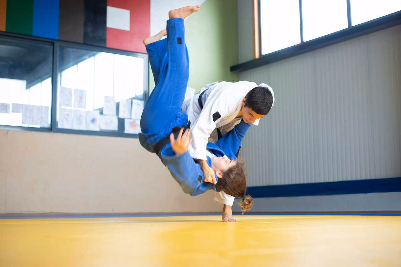 ¿El judo es un deporte individual o de equipo?
