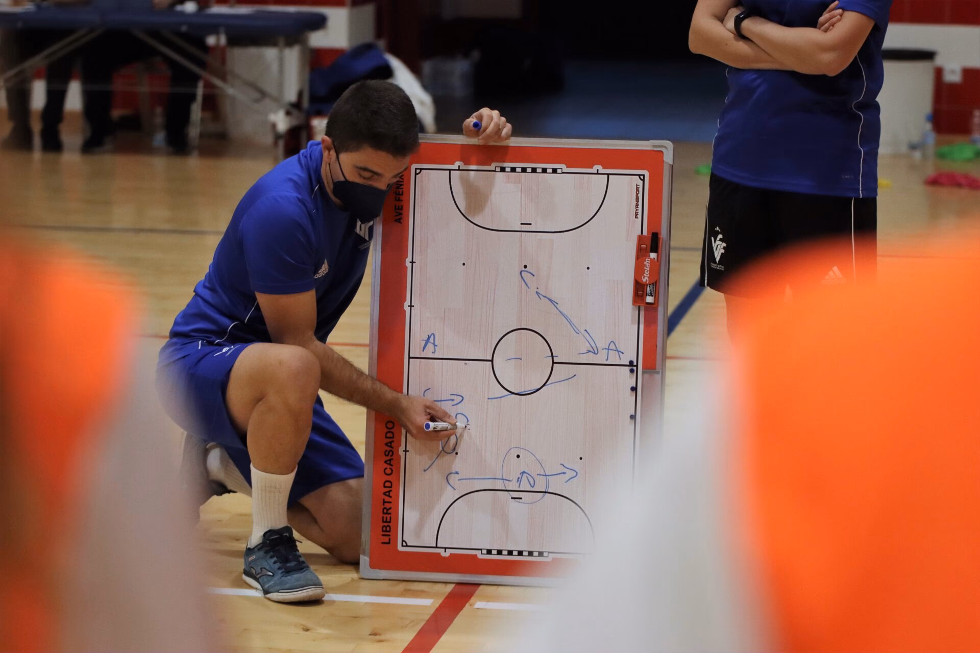 ¿Qué hace un entrenador de fútbol sala?
