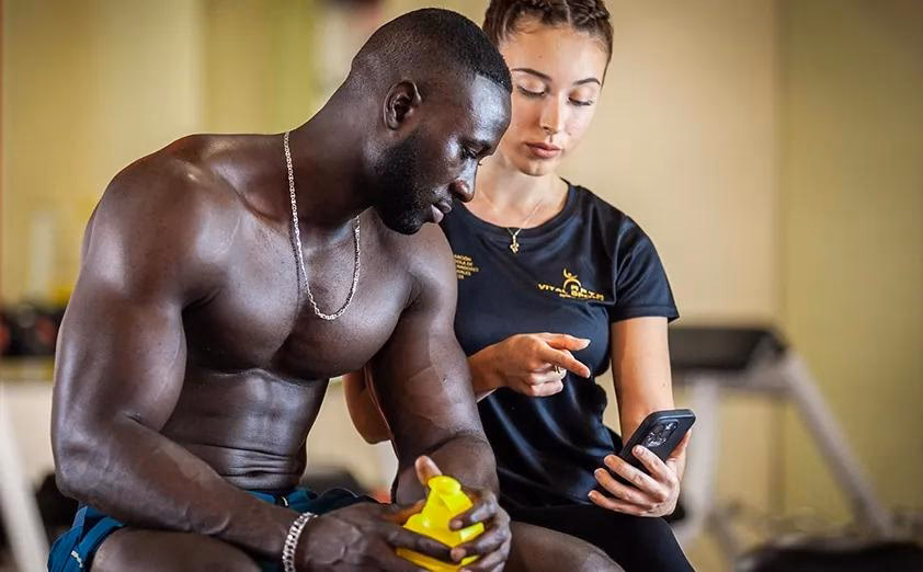 ¿Cuánto cobra un entrenador de culturismo?