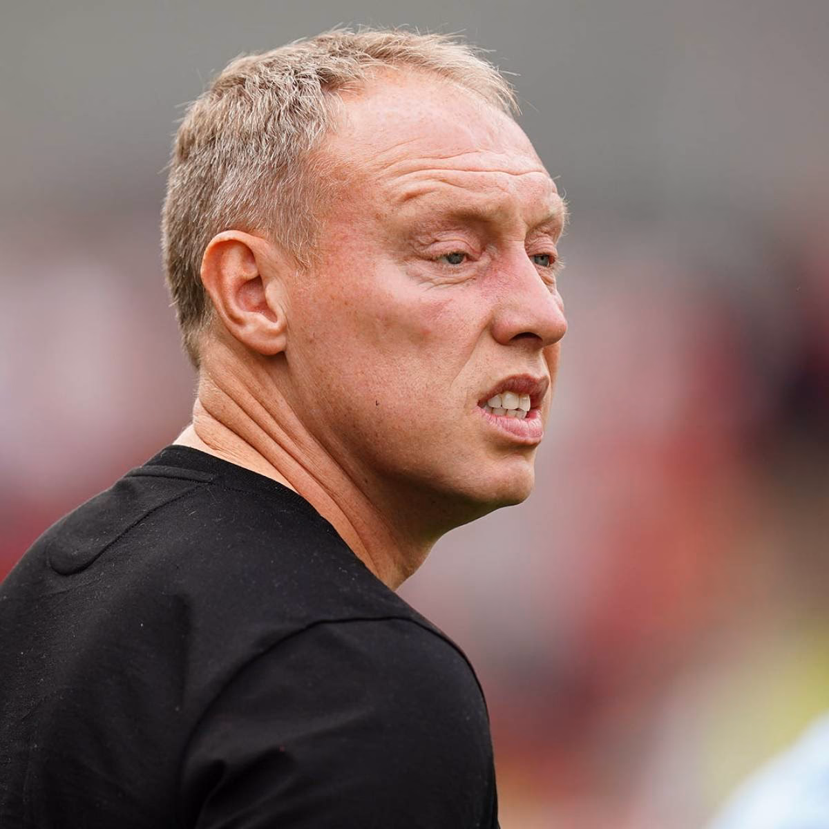 What languages does Nuno speak?