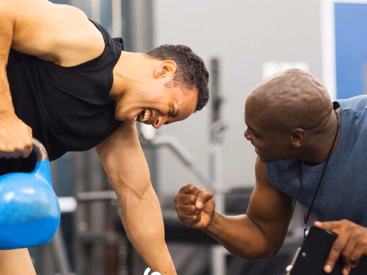 ¿Qué significa que el entrenador tiene que motivar extrínsecamente a sus jugadores?