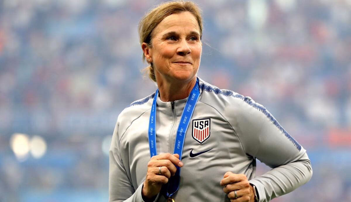 ¿Quién es la primera mujer entrenadora de fútbol masculino profesional?