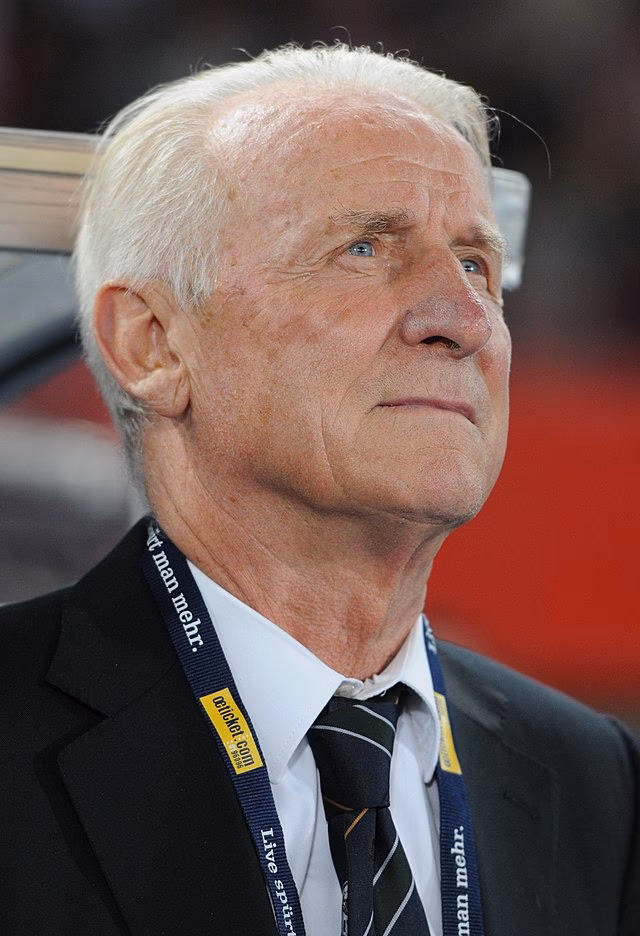 ¿Quién es el entrenador que más veces ganó la UEFA Europa League?