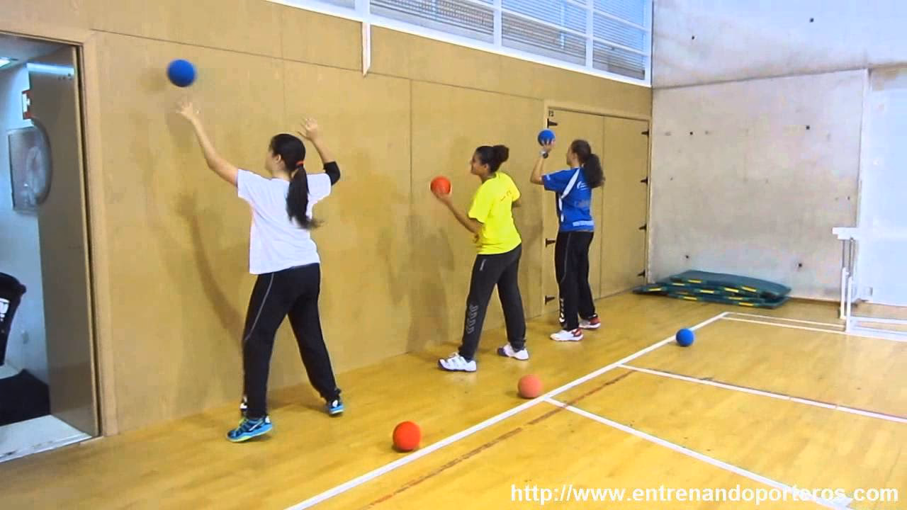 ¿Qué se le permite hacer a un arquero de handball?