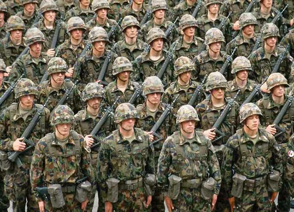 ¿Quién entrena a la Guardia Suiza?