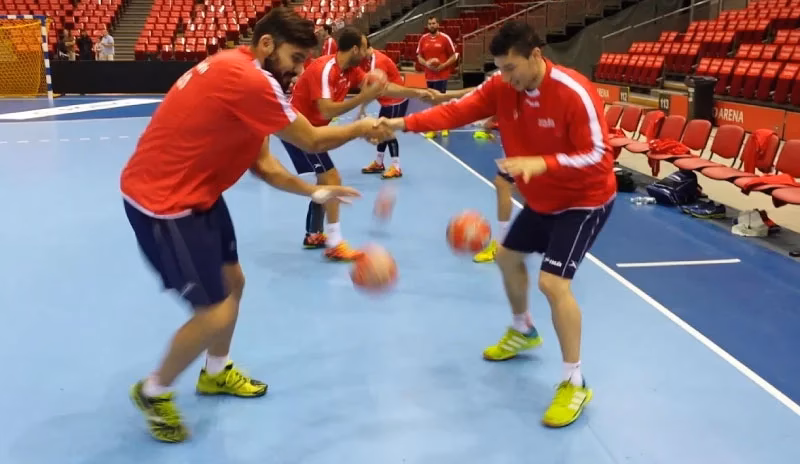 ¿Cómo se utiliza la resistencia muscular en el balonmano?