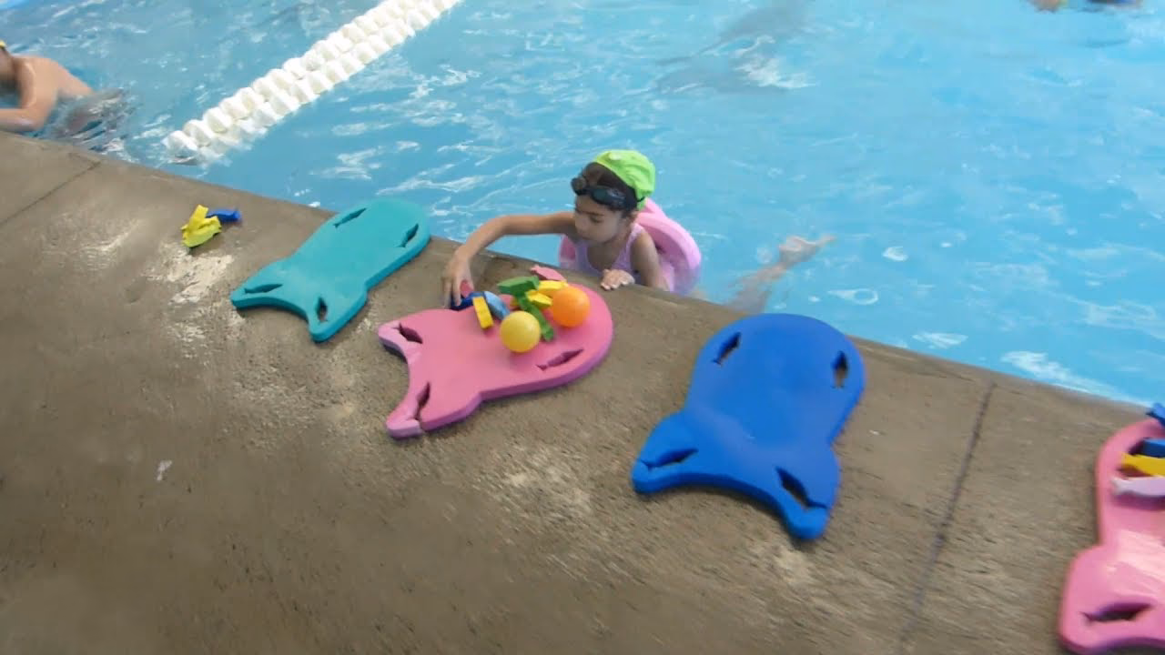 ¿Cuál es la mejor edad para enseñar a un niño a nadar?