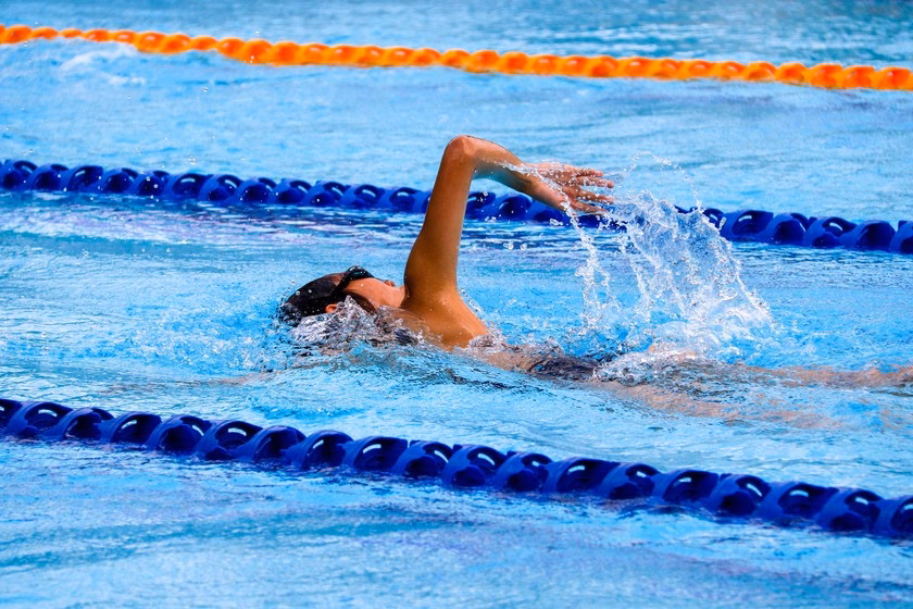 ¿Cómo puedo combinar el entrenamiento en gimnasio con el de natación?