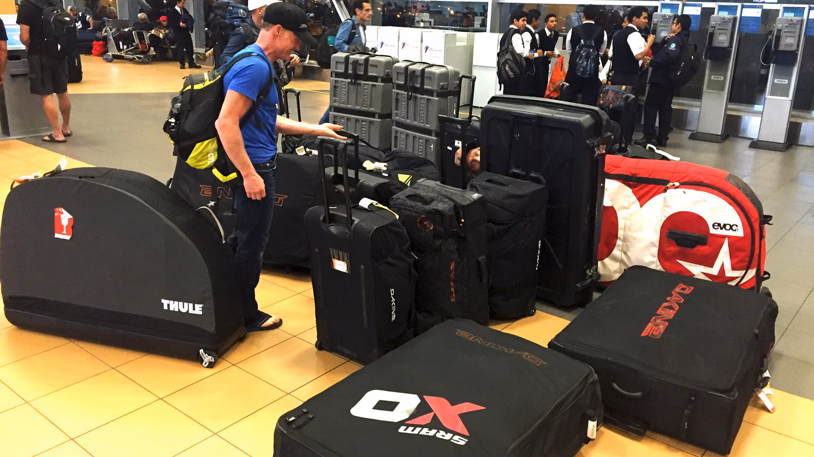 ¿Cómo puedo llevar mi bicicleta en el avión?