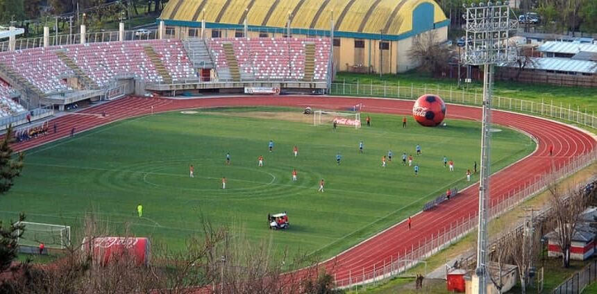 ¿Cuántas personas caben en el Estadio de Santa Cruz?