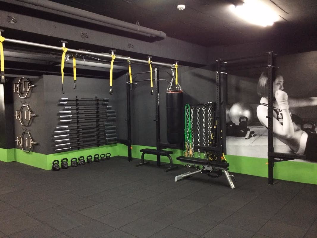 ¿Por qué se pintan los gimnasios de negro?