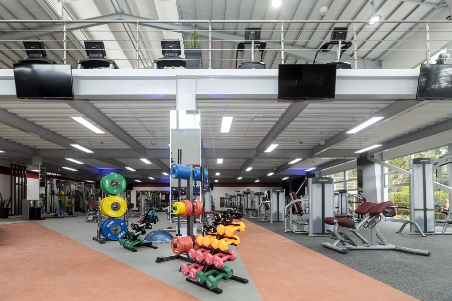 What is the dress code for Green Island country club?