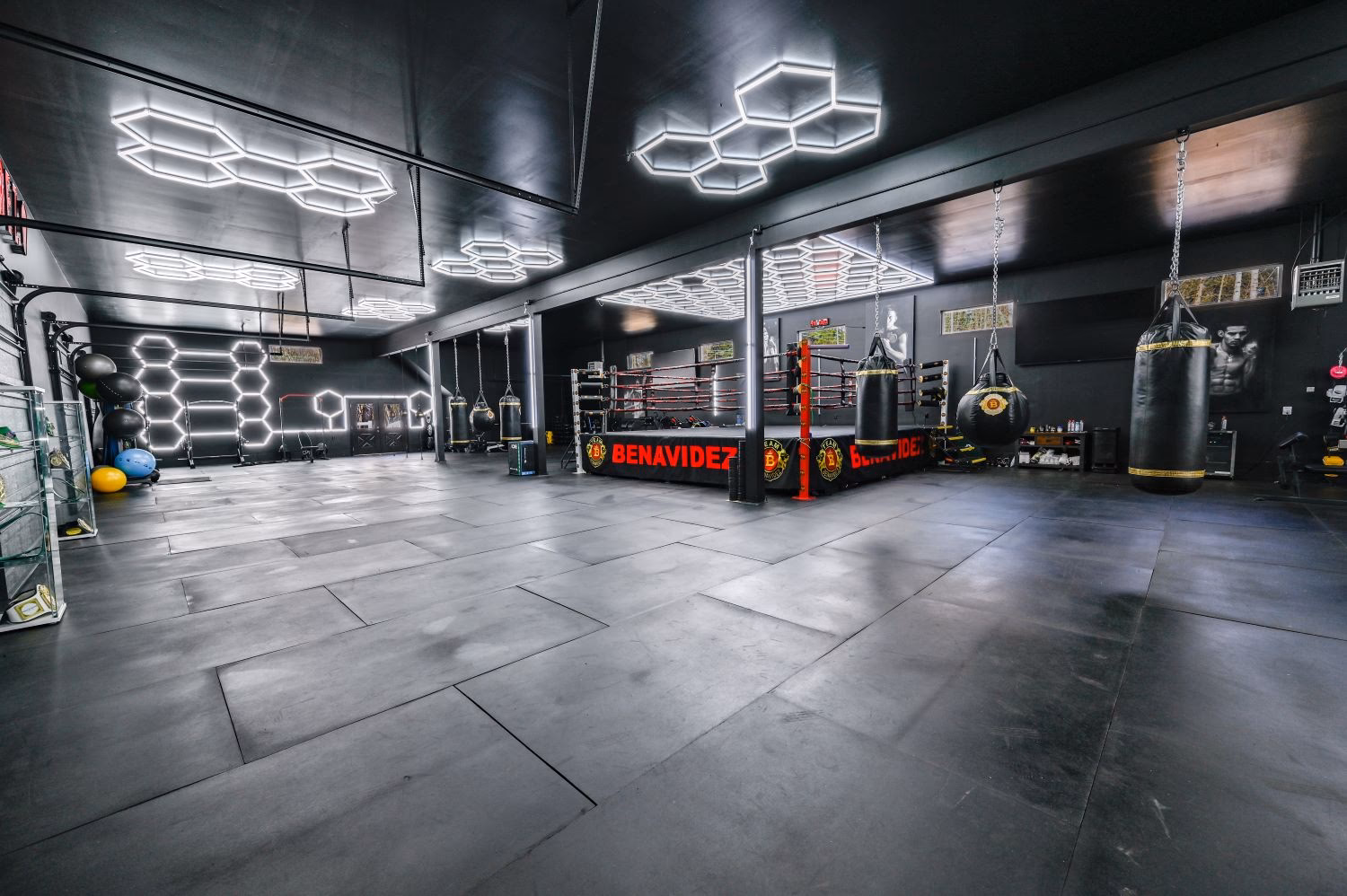 Who does Jose Benavidez train?