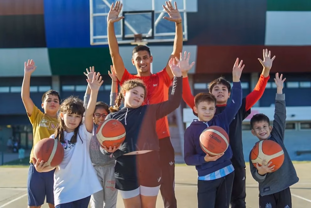 ¿Cuál es la función principal de los juegos intercolegiados?