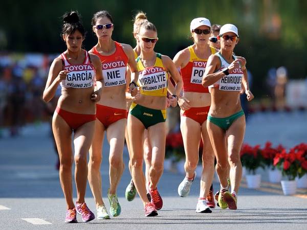 ¿Qué diferencia hay entre marchar y correr?