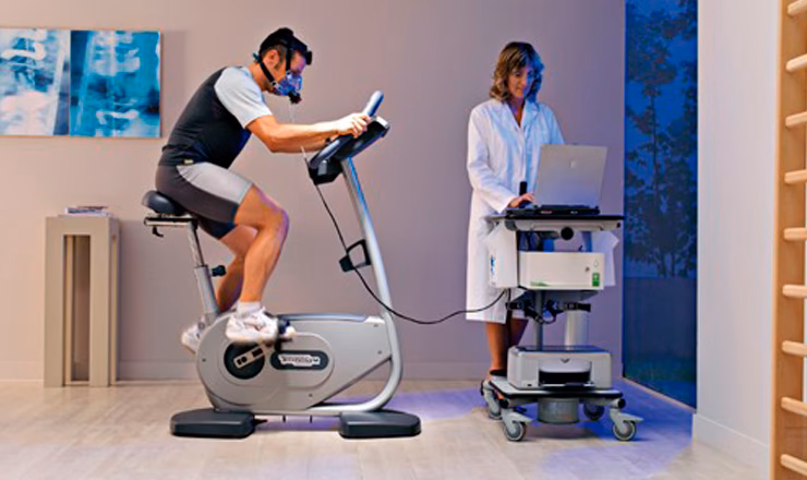 ¿Cómo se llama el médico que trata las lesiones deportivas?