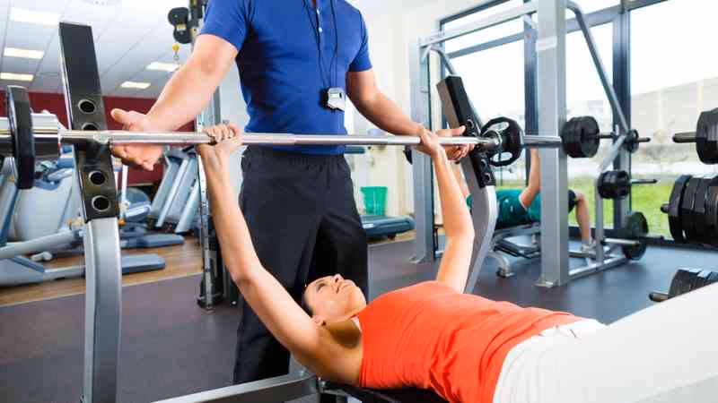 ¿Cómo puedo prevenir lesiones en el gimnasio?