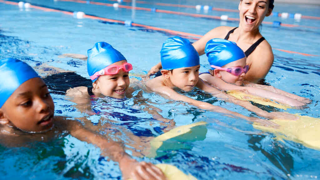 ¿Qué beneficios tiene el deporte de natación?