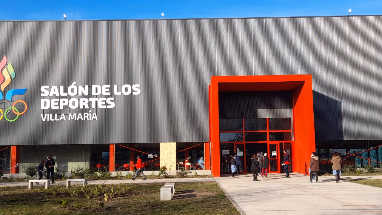 ¿Cuántas personas entran en el salón de los deportes en Villa María?